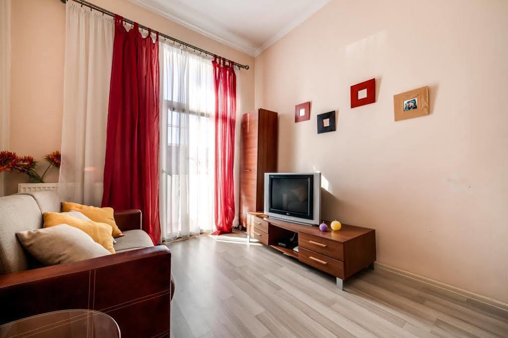 Queens Apartments Leopoli Esterno foto